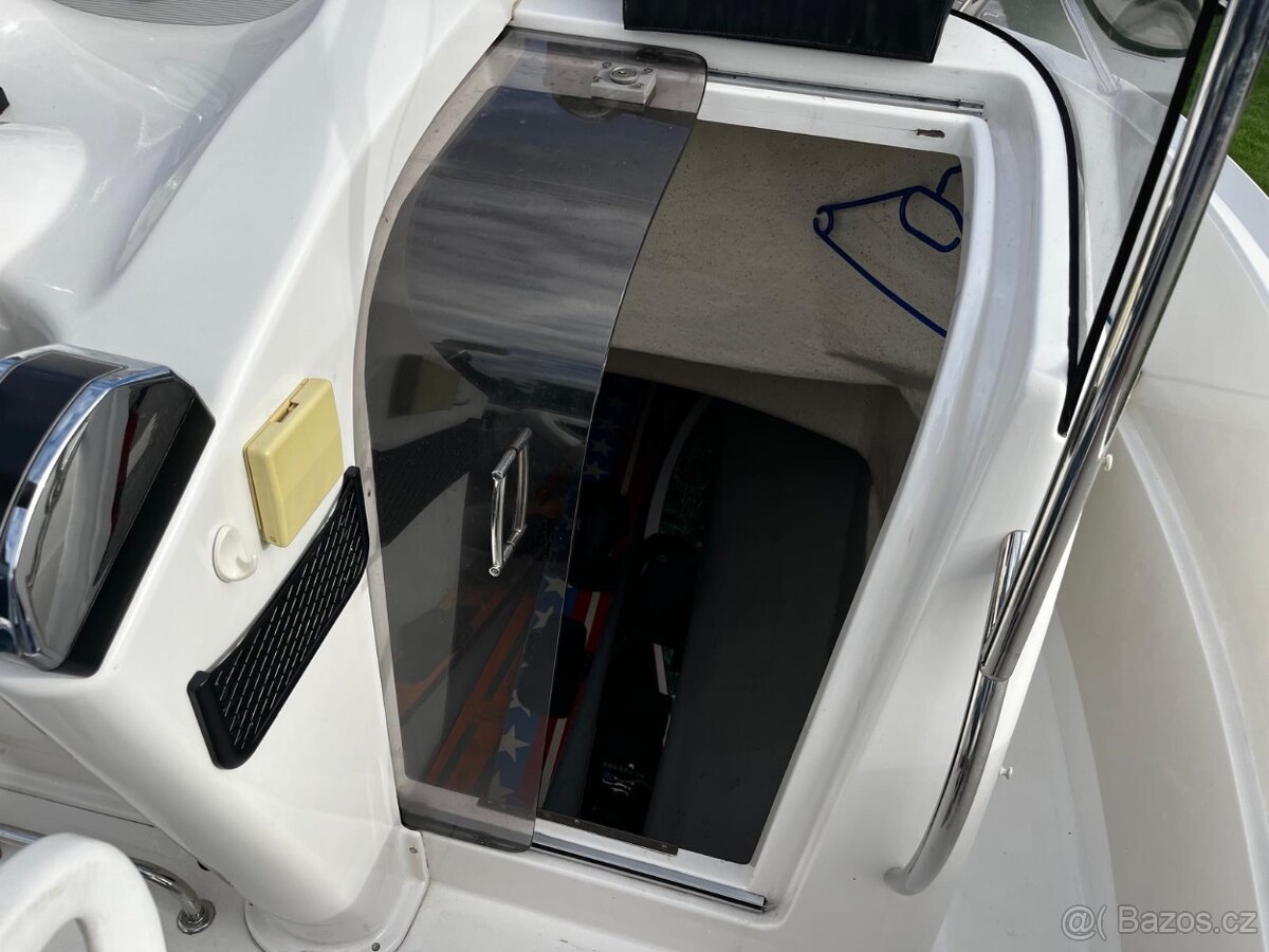 Loď Quicksilver Commander 555 - 6