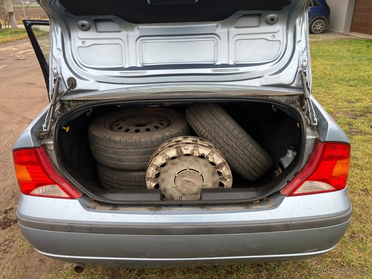 FORD FOCUS SEDAN - 6