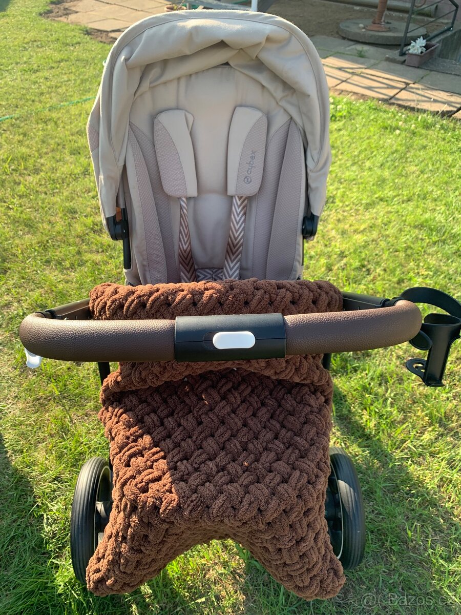 Dětská nepadací puffy deka na sportovní kočárek cappuccino - 6