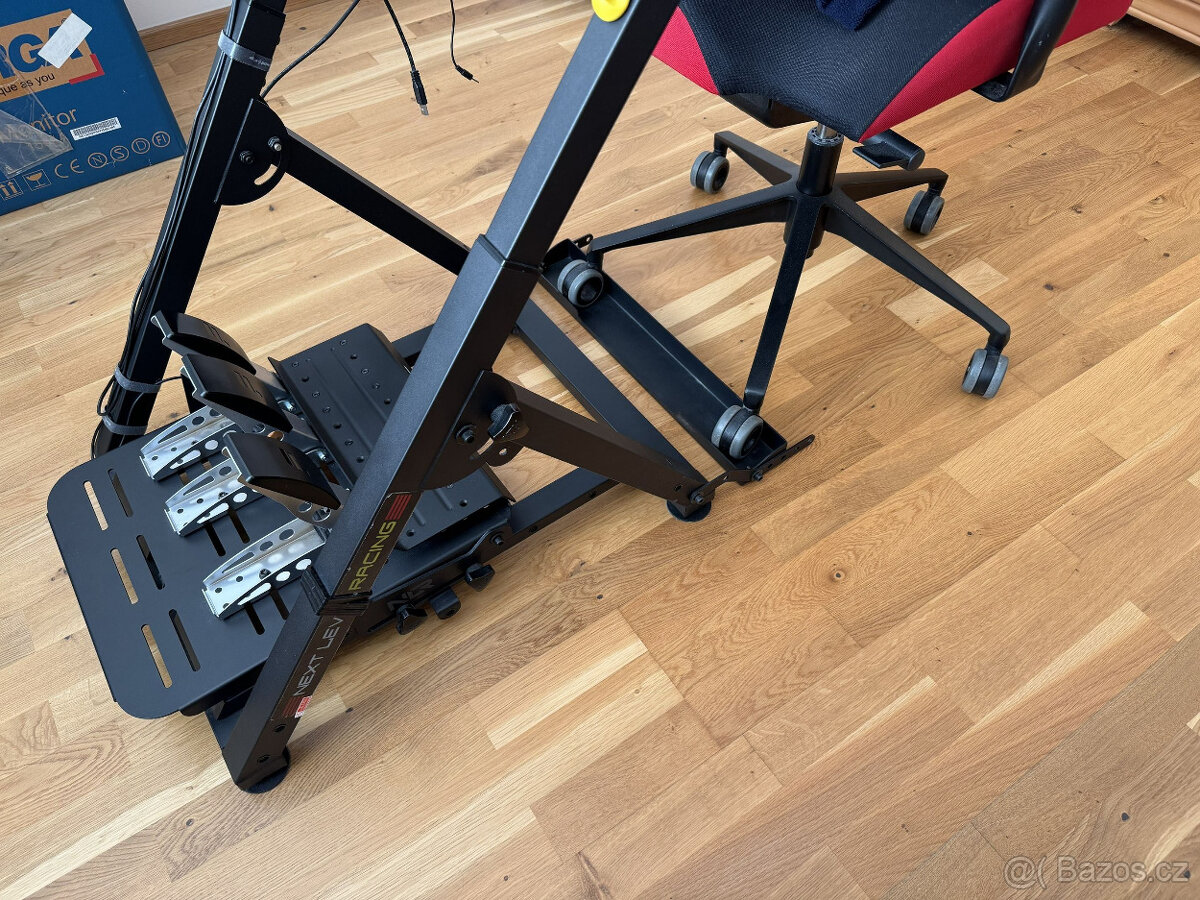 Volant a kompletní vybavení pro hraní automobilových PC her - 6