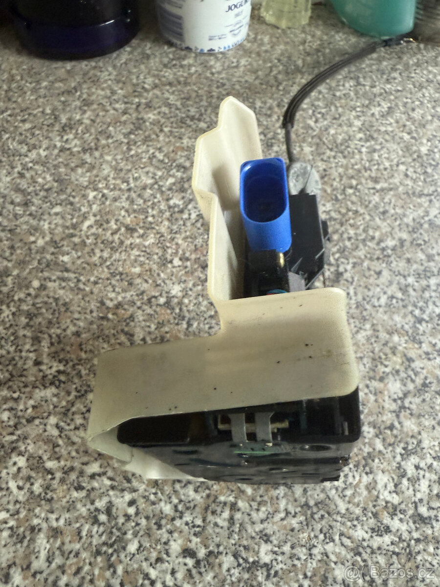 VW Toran zamek dveri p.str c.d RA6630FV - 6