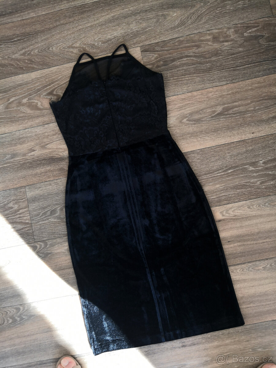 Černé sametové šaty s krajkou - 6