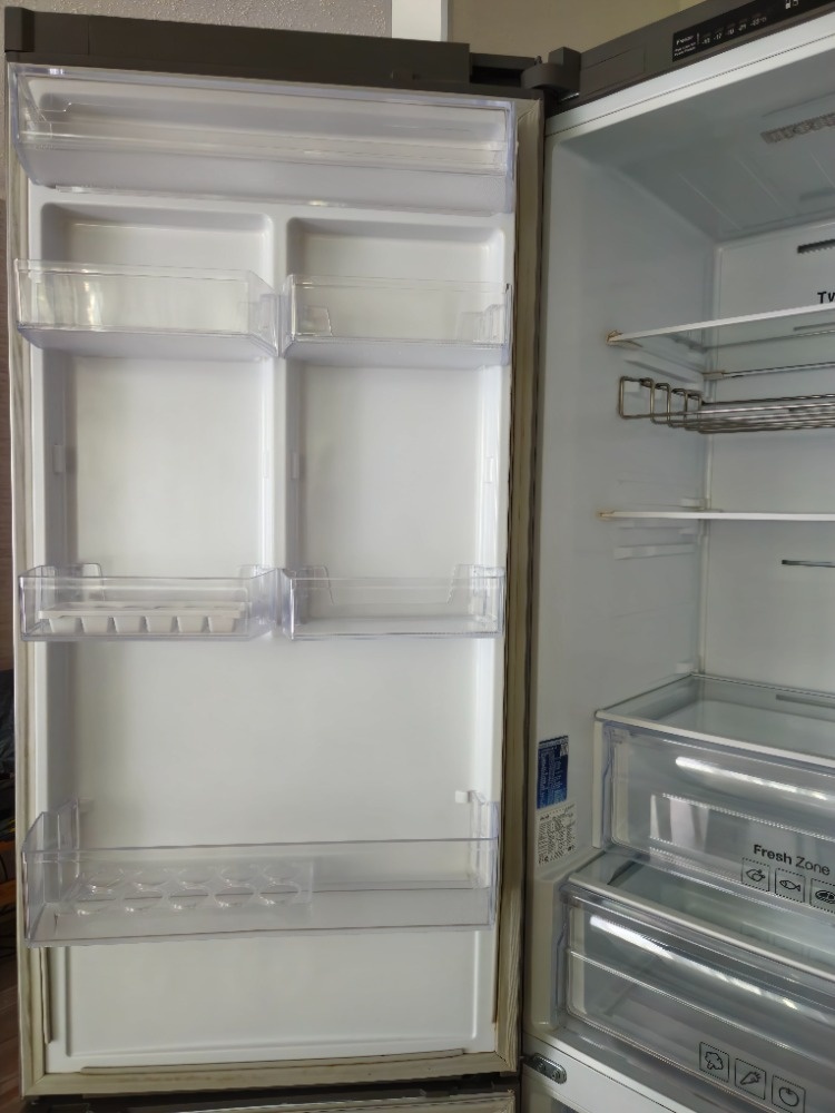 Lednička s mrazákem značky Samsung - 6