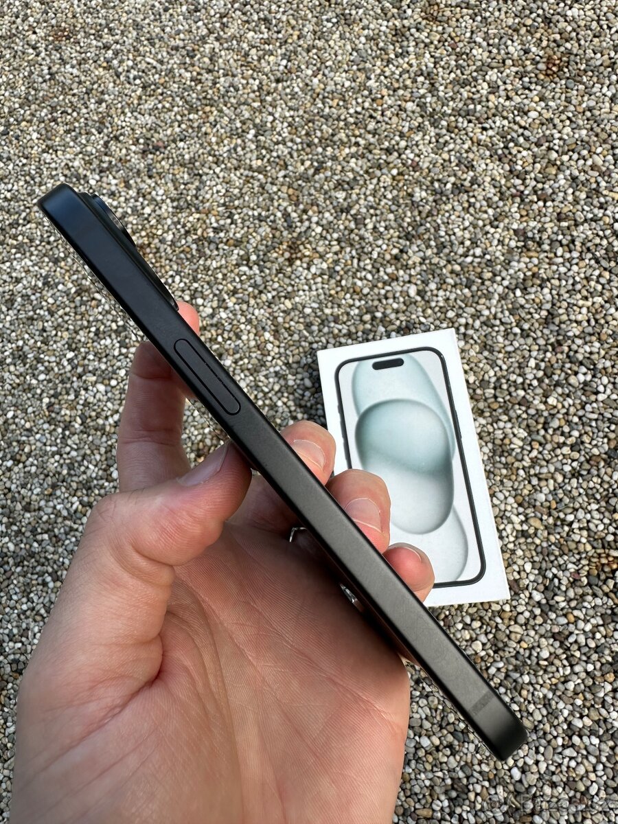 IPhone 15 - baterie 100% - 6