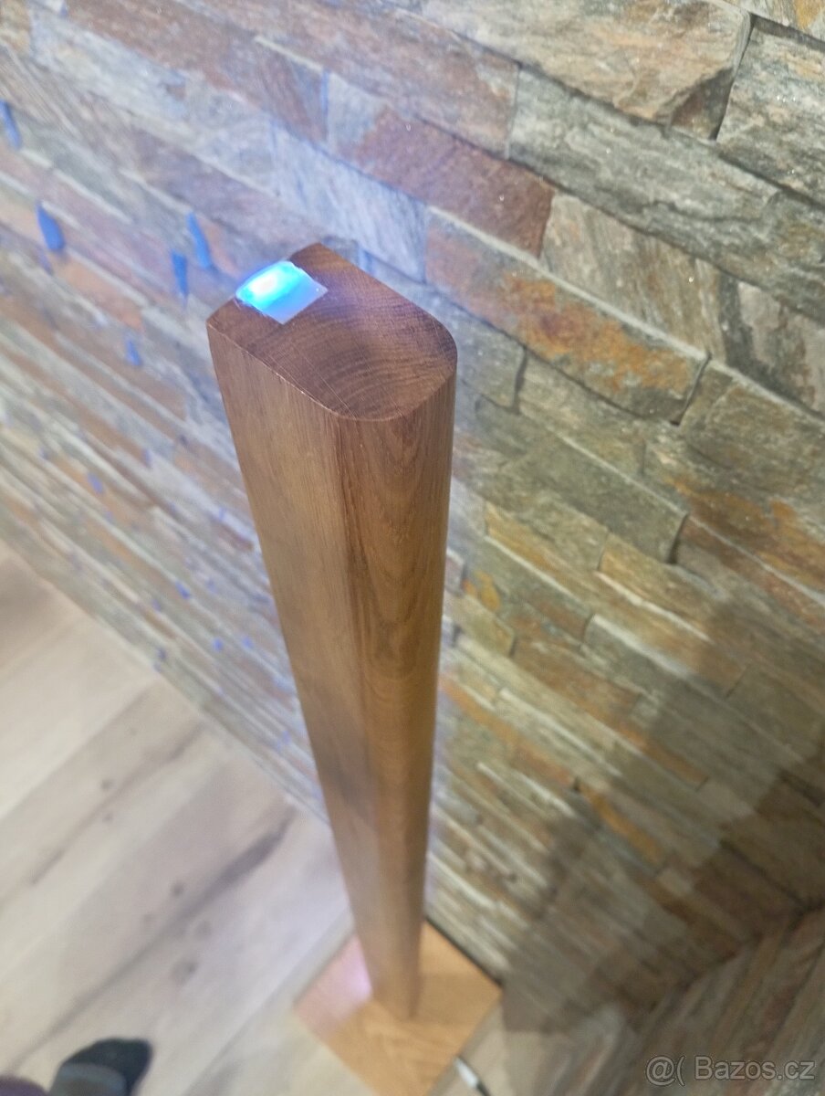 Moderní stojatá lampa z dubu - 6