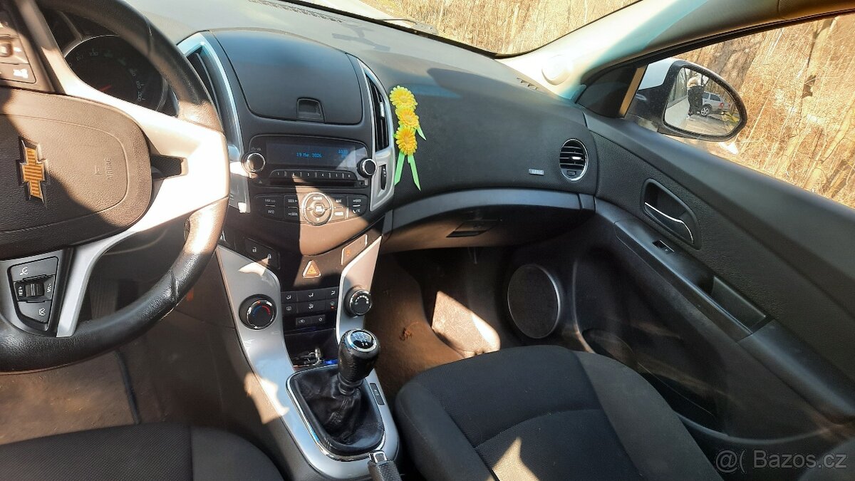 Chevrolet Cruze 1.6 hatchback - 6
