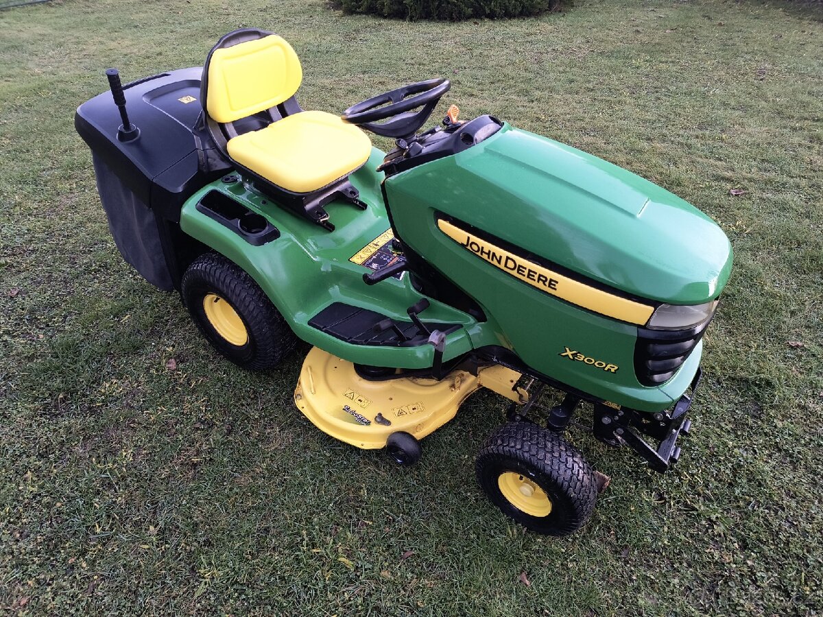 Zahradní traktor John Deere X300R - 6