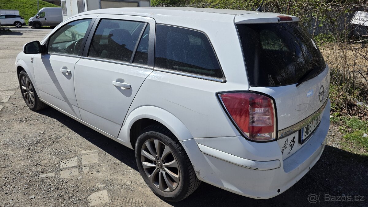 Opel Astra 1,7 CDTi kombi 2010 - 6