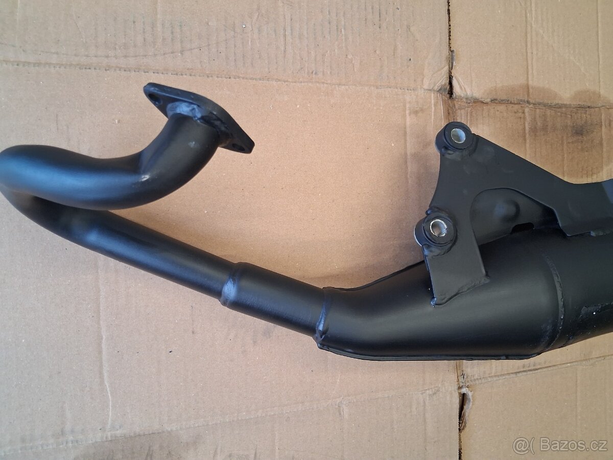 Výfuk Yuki skútr 2T objemu 50ccm - 6