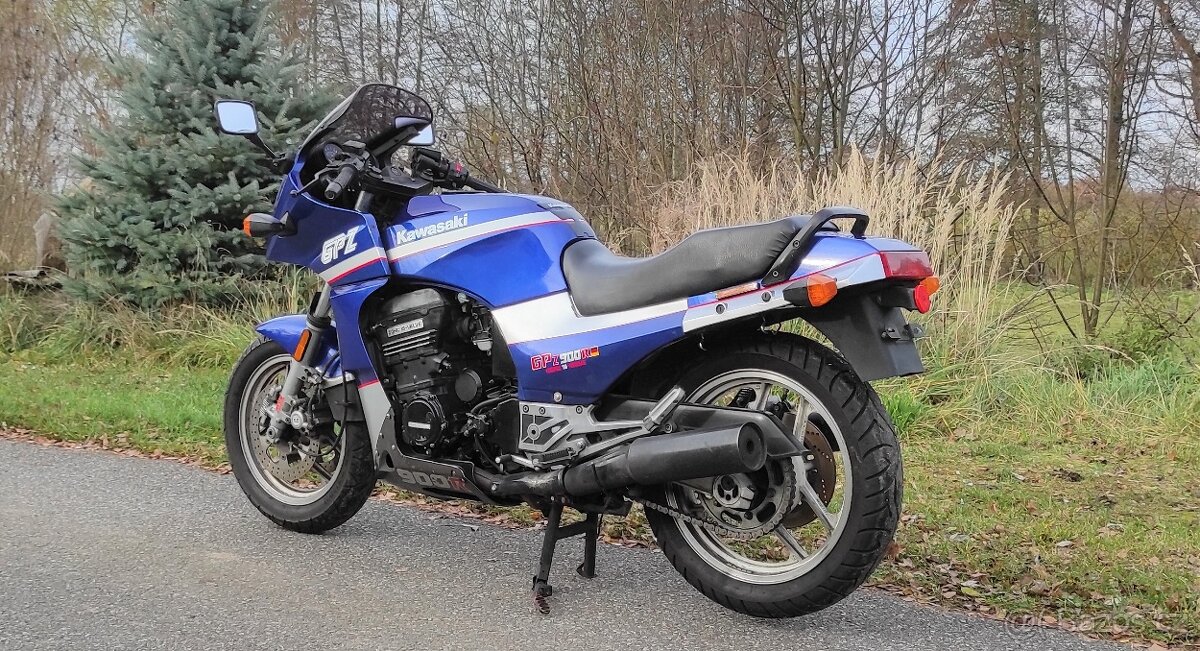 Kawasaki GPZ 900 R - 6