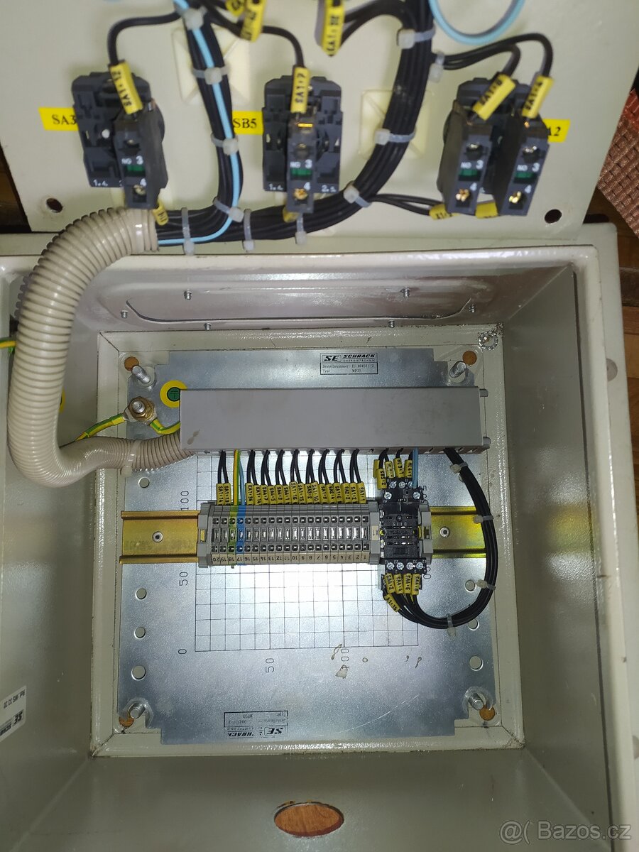 Kovový elektro rozvaděč s ovládačkou - 6