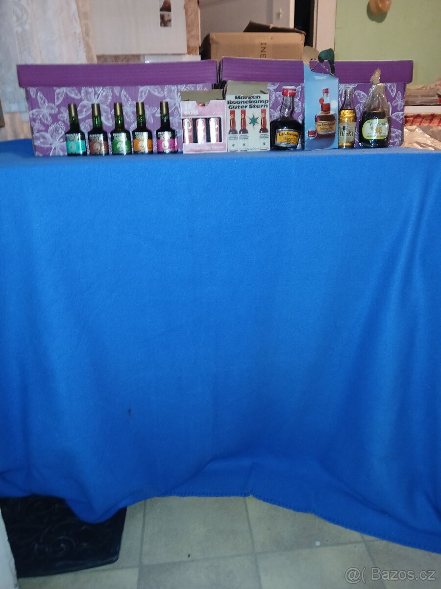 Sbírka lahviček s alkoholem - 6