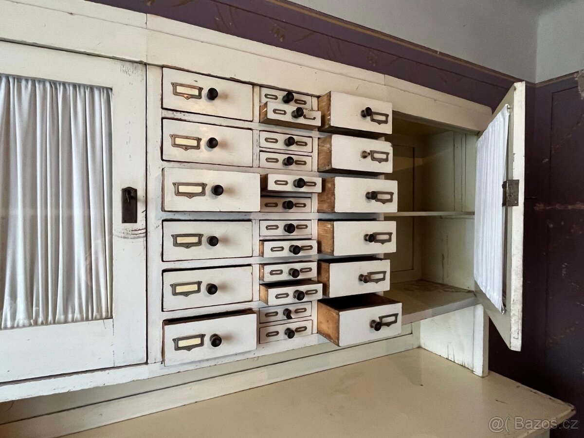 Prodám krásný starožitný prvorepublikový kuchyňský kredenc z - 6