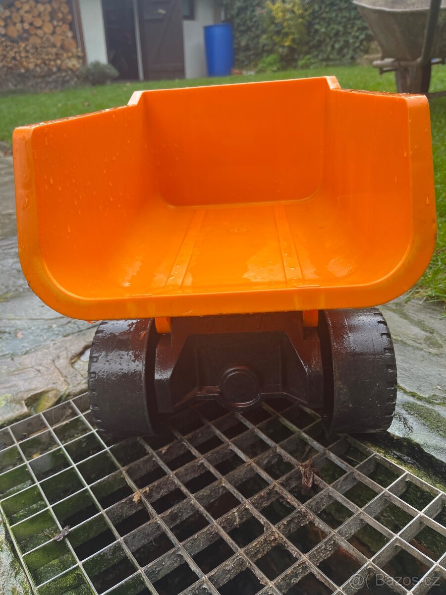 Oranžové auto tatra - 6