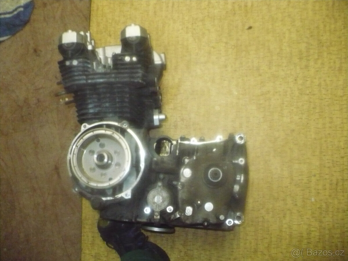 Kawasaki ZR 7/ 750 F r. 99 -díly - 6