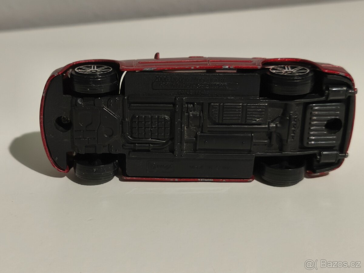 Bburago 1/43 2006 Dodge Magnum RT - 6