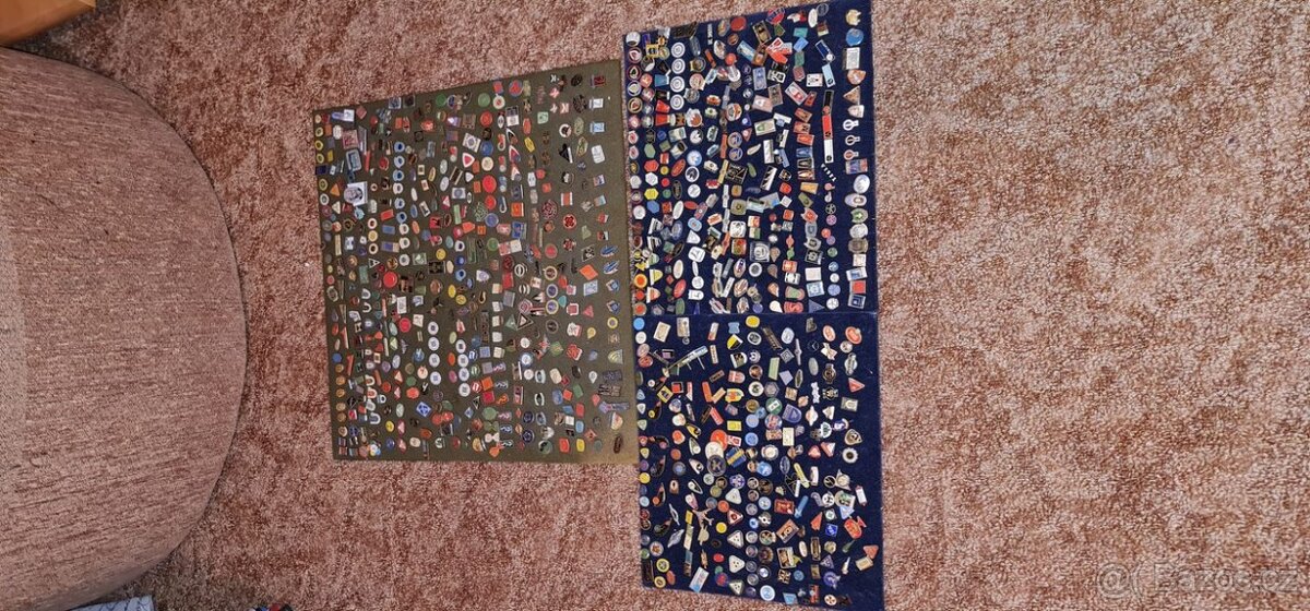 Mix mincí a odznáčků. - 6