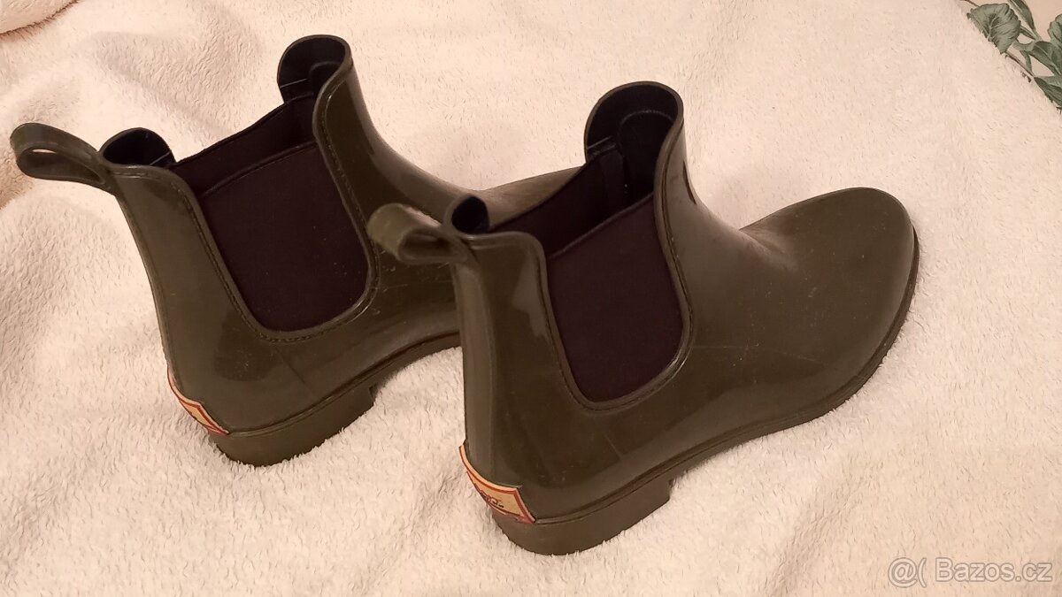 Oblečení, obuv, kabelky, brýle,zástěry atd - 6