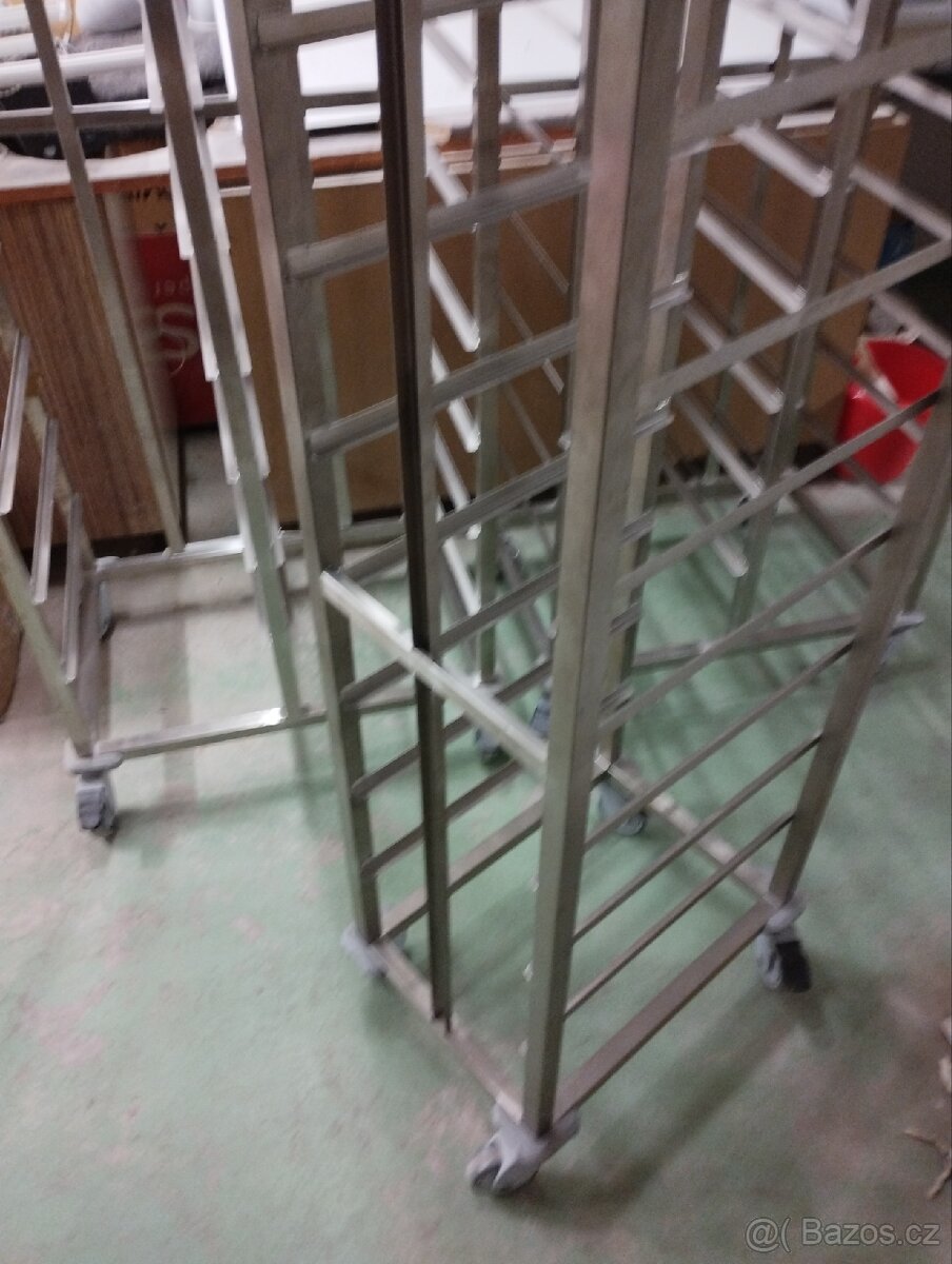 Nerezové poj.vozíky na táci. - 6