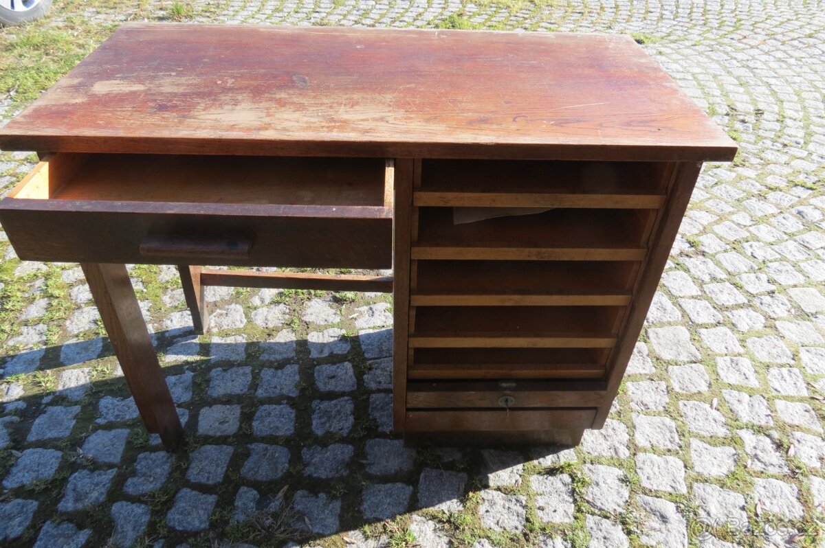 Starý stoleček s roletou - 6