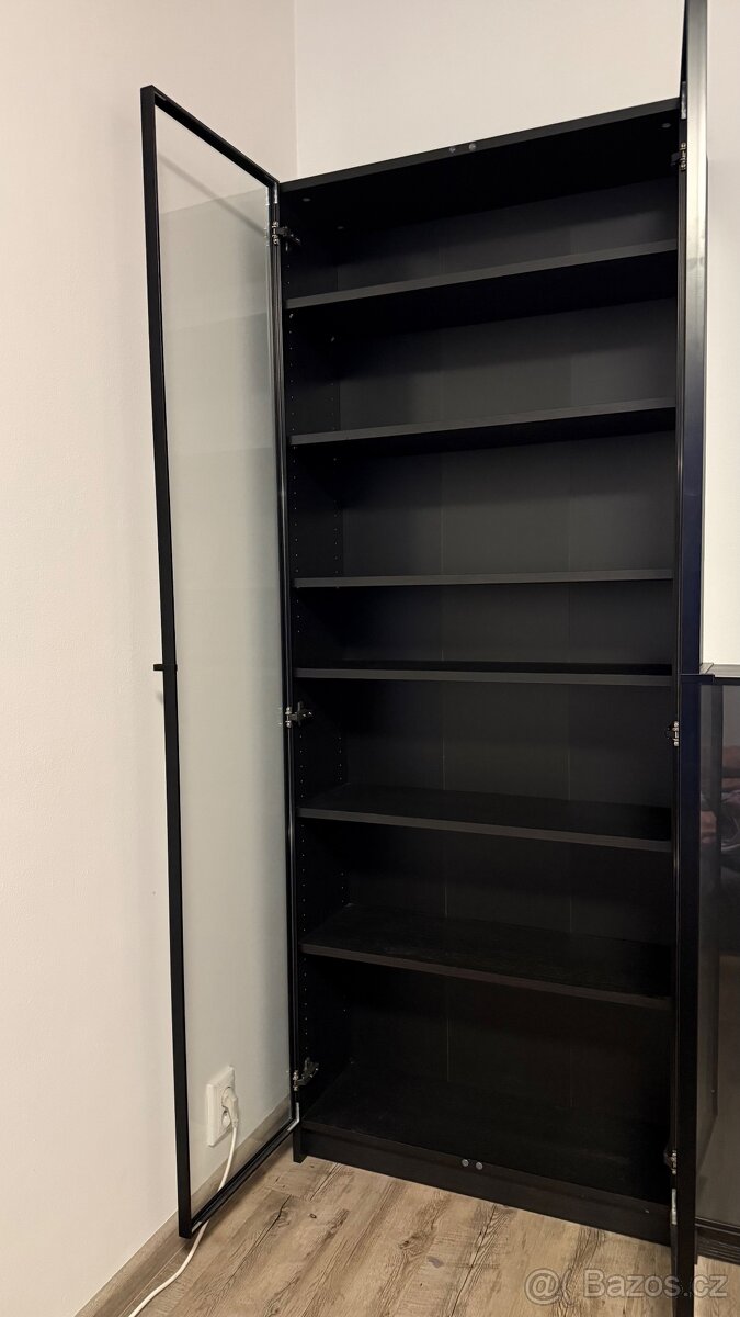 Velká prosklená vitrína – černá, jako nová - 6