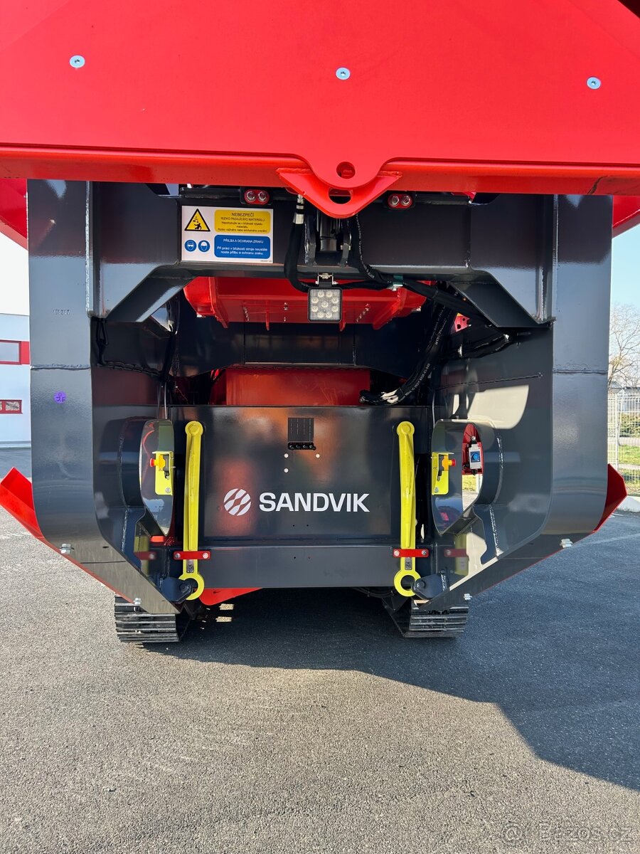 Mobilní čelisťový drtič SANDVIK QJ241 - 6