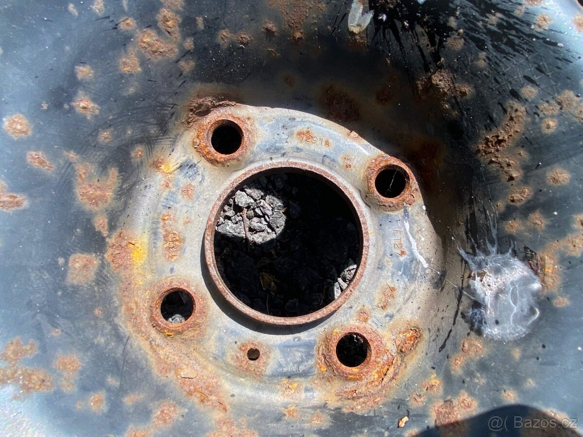 57. Sada zimních pneu 205/65 r15 vč disků 4x108 - 6