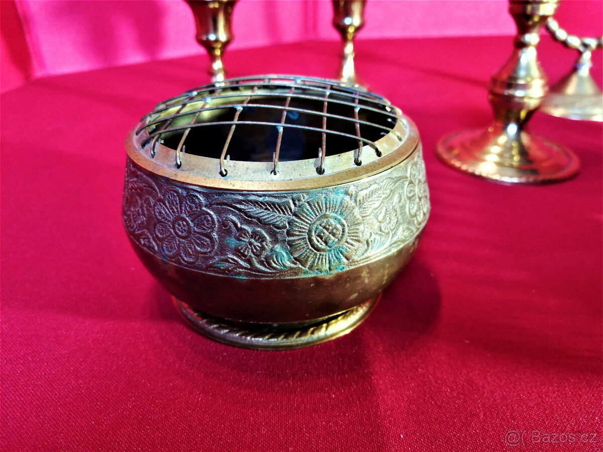 Mosazné svícny, popleník a talíř - 6