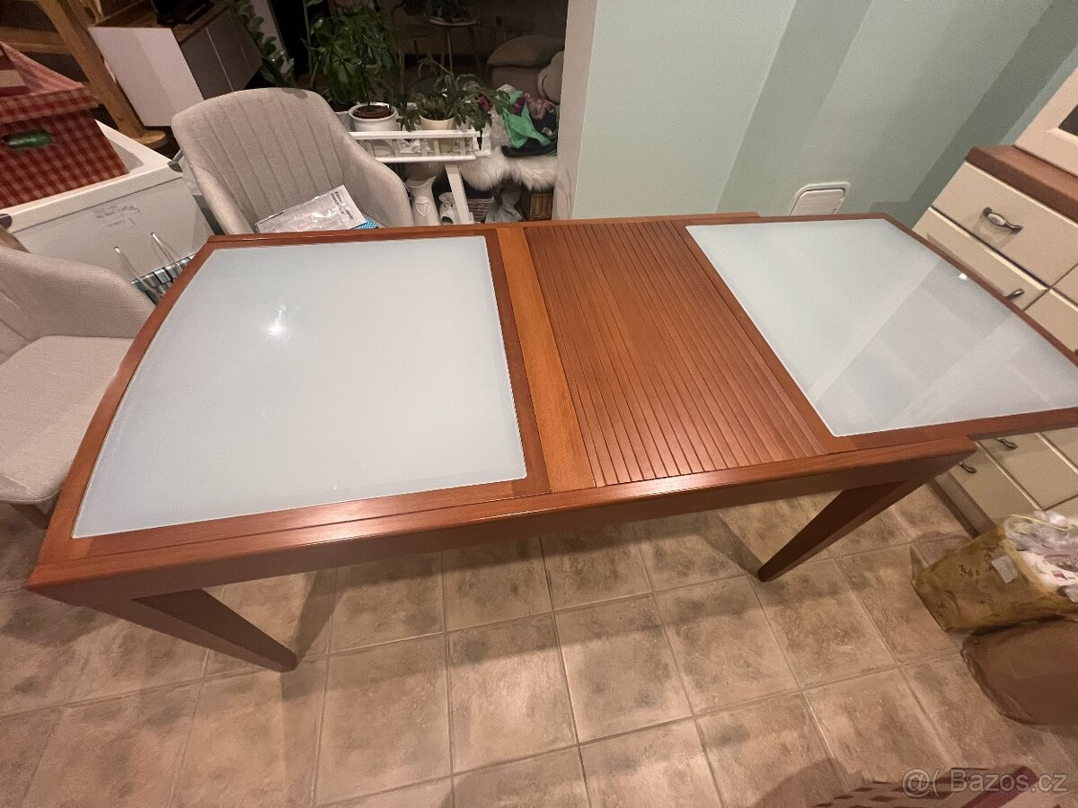 Prodám rozkládací jídelní stůl - 6