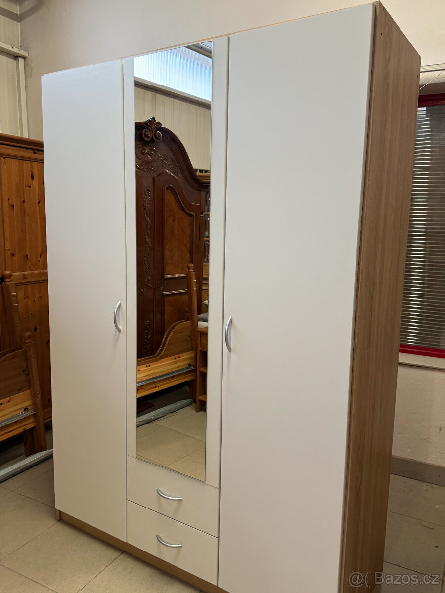třídveřová bílá šatní skříń - 6