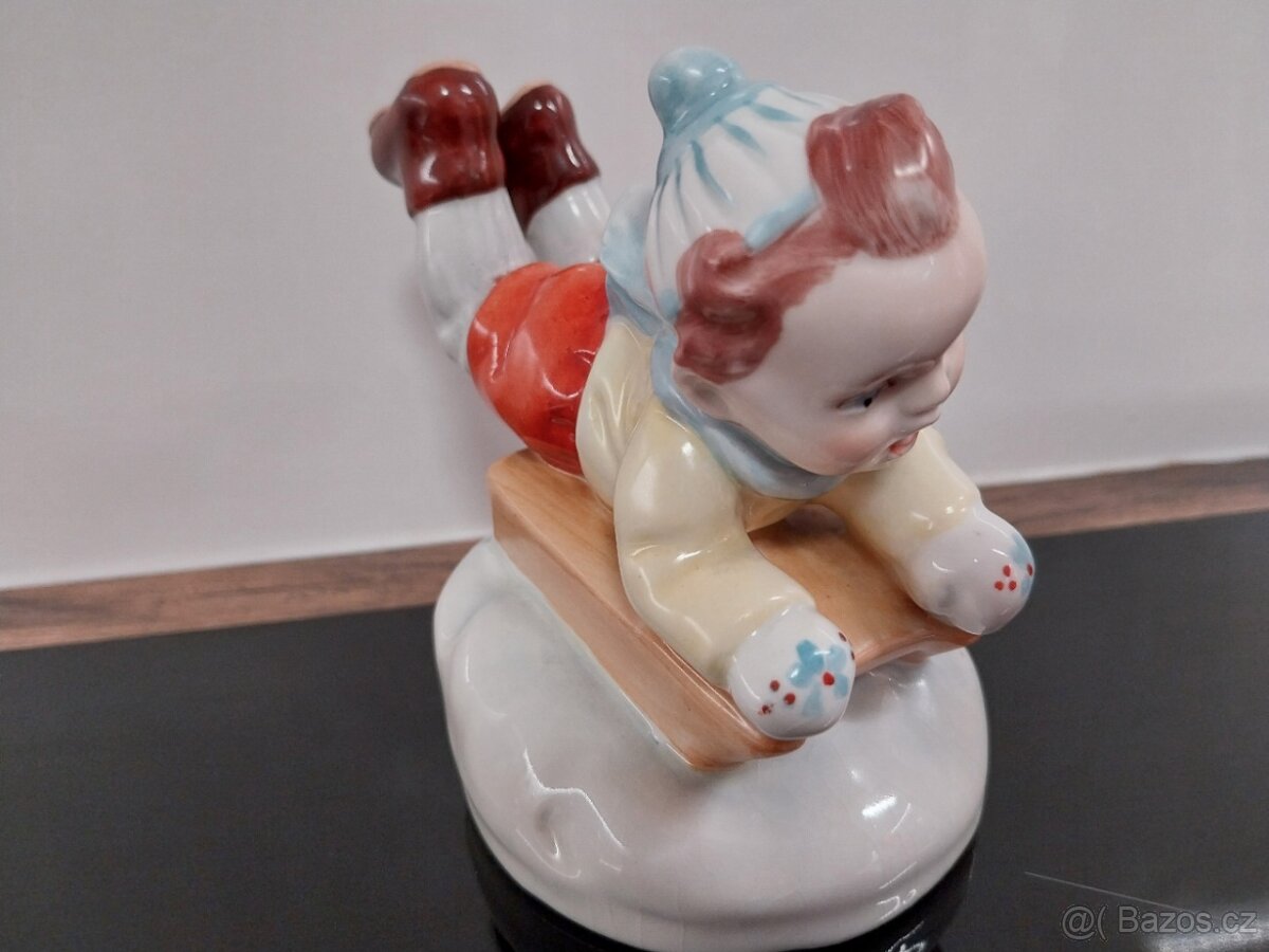 Chlapec na sáňkách - 6