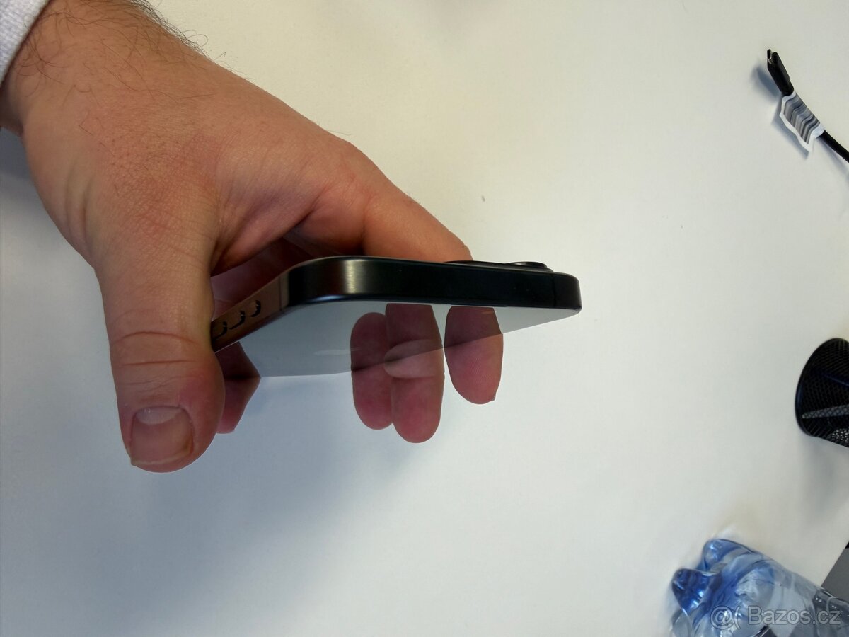 Apple iPhone 15 Pro 256GB černý titan - 6