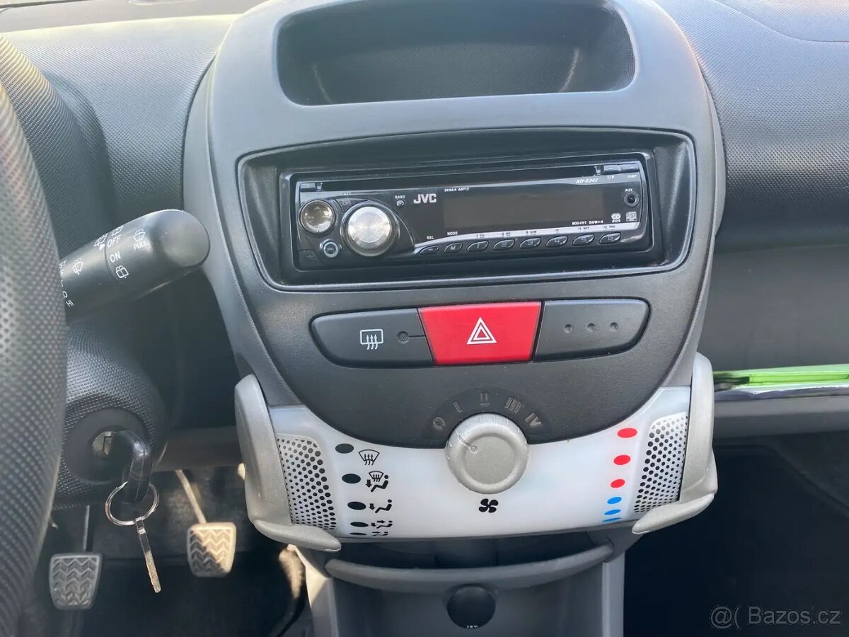 PEUGEOT 107 1.0i URBAN MOVE - 6