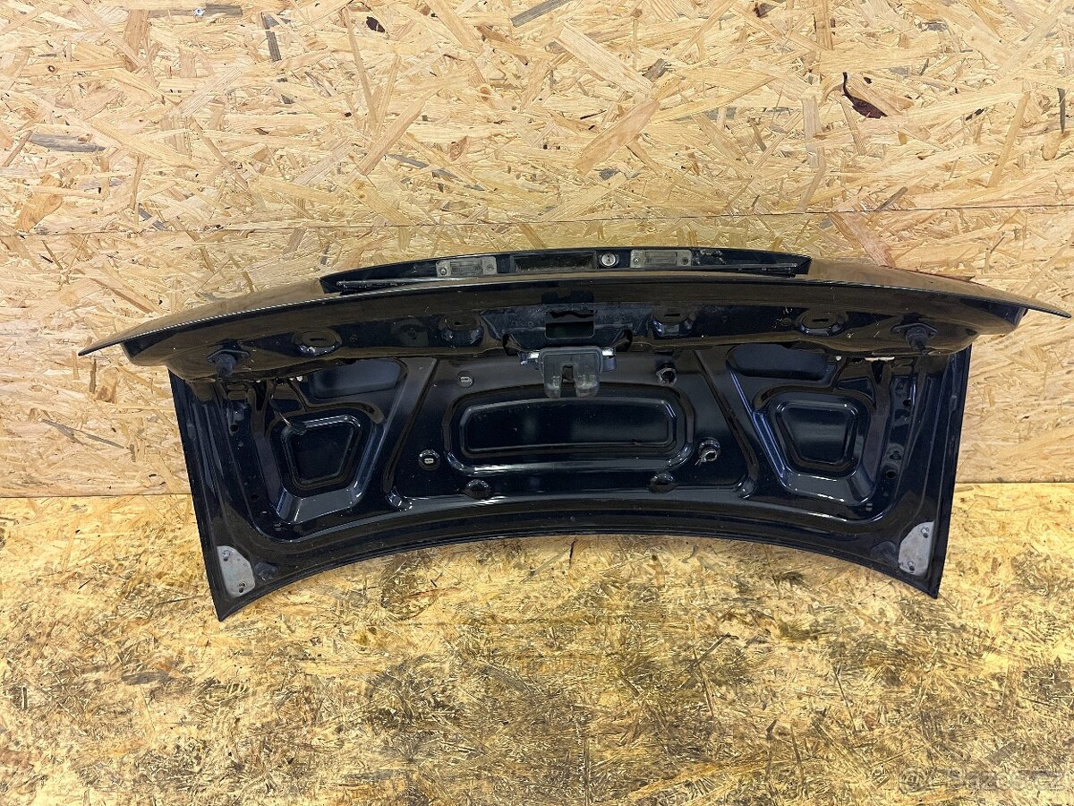 HOLÉ VÍKO KUFRU AUDI A8 D3 - 6