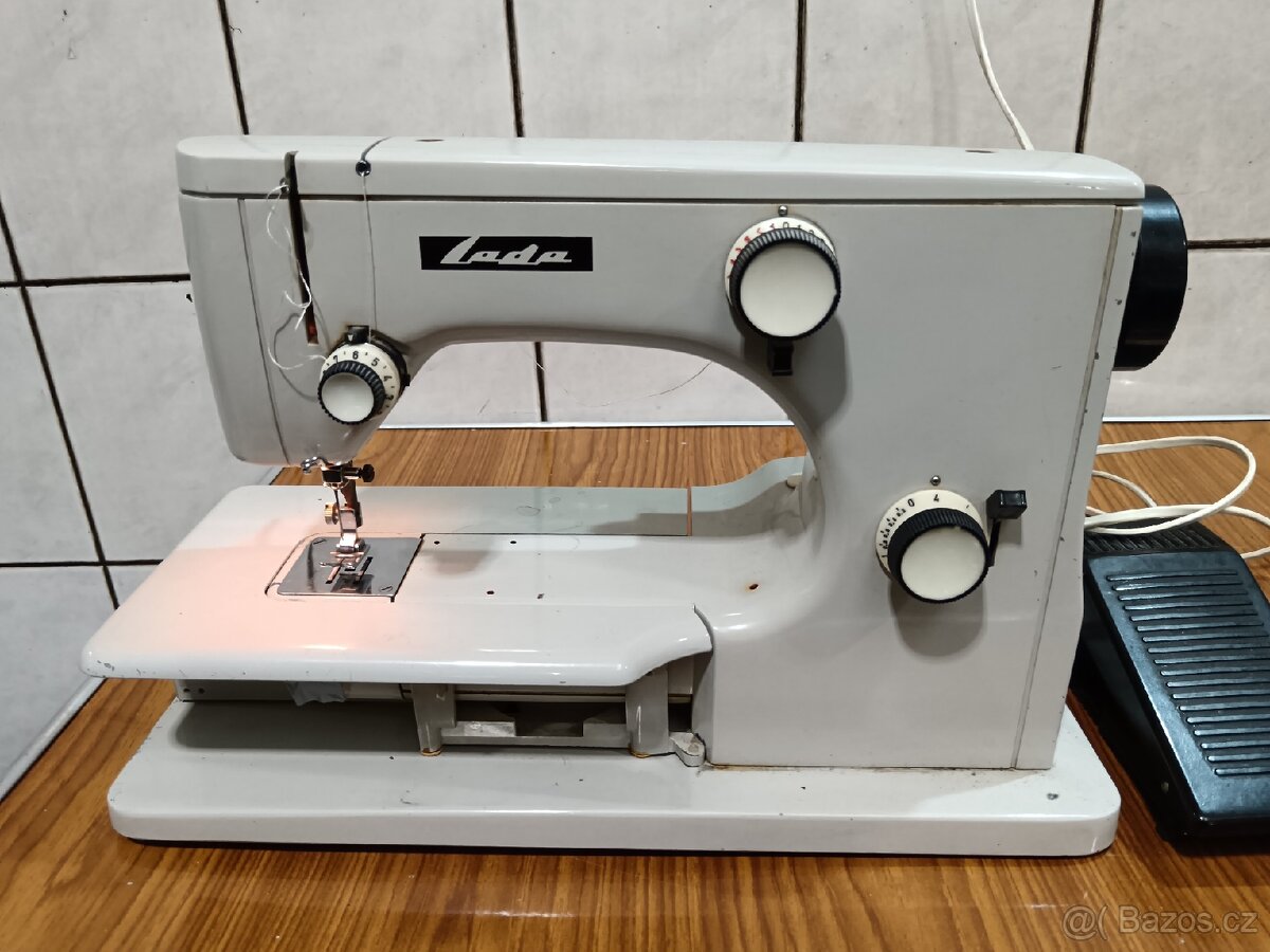Starý šicí stroj lada - 6