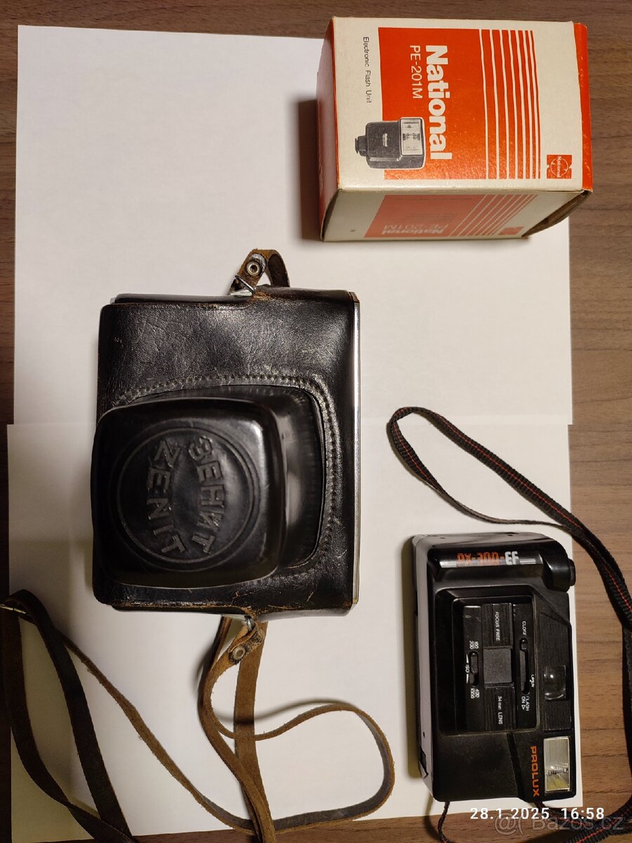 Prodám fotoaparát Zenit-E včetně obalu s přídavným bleskem - 6
