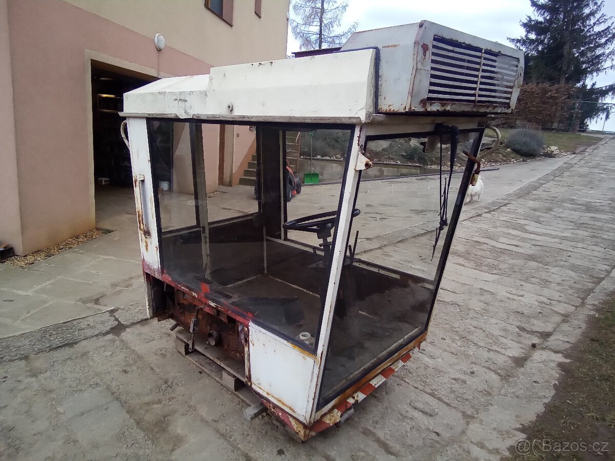 Kabina ze řezačky Toro - 6