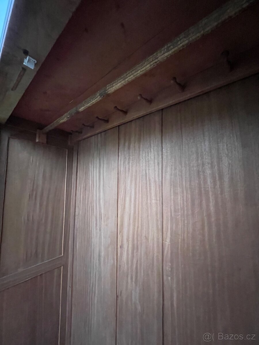 Starožitná šatní skříň - 6