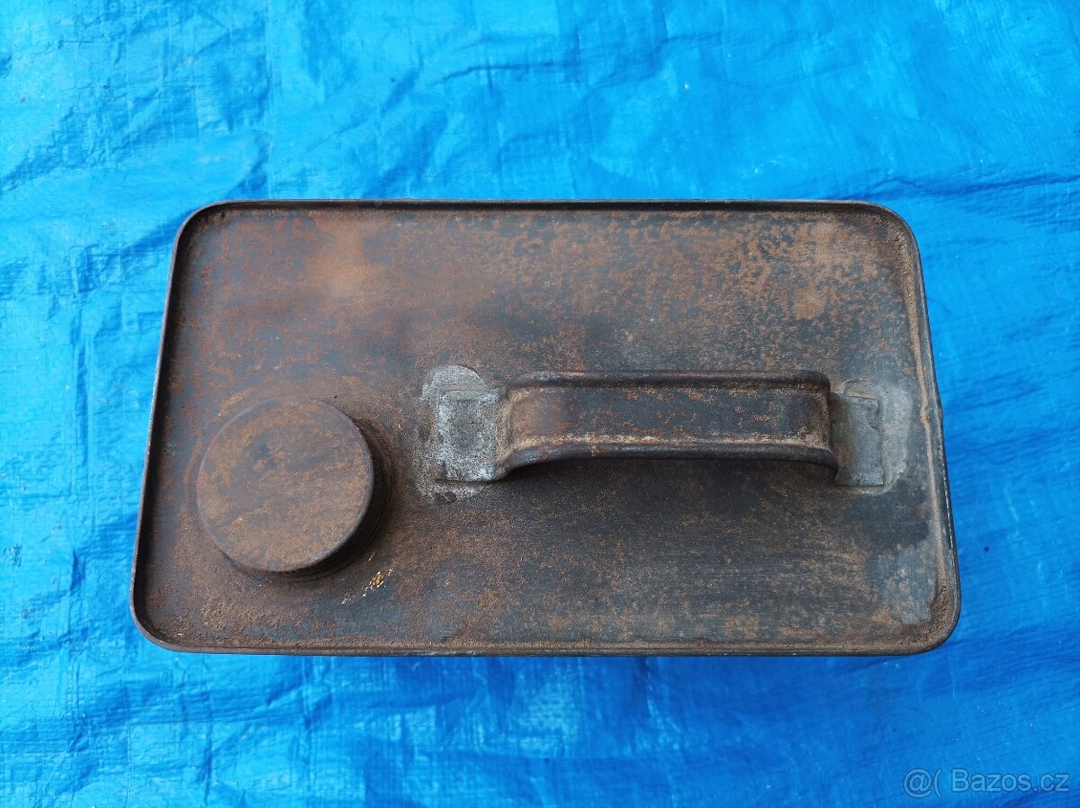 Plechový kanystřík od oleje - 6