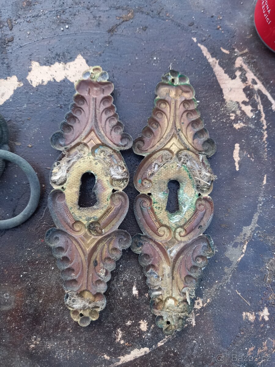 Ozdobne kovani ze stare drevene skrine se suplikem - 6