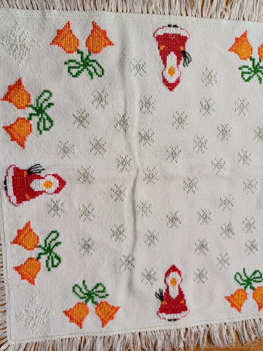 VÁNOČNÍ UBRUS RUČNÉ VYŠÍVANÝ 46 x 43 CM. - 6