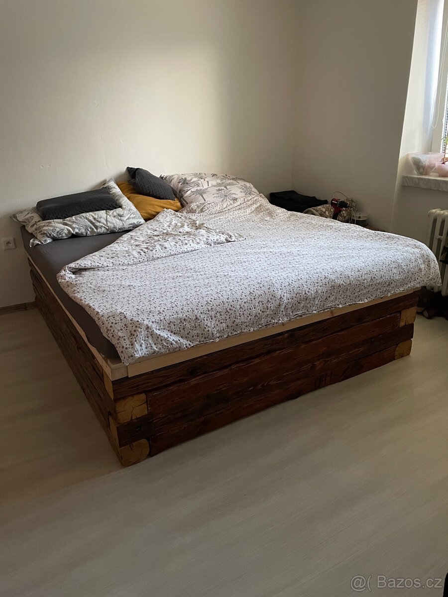Masivní postel ze střešních trámů - 6