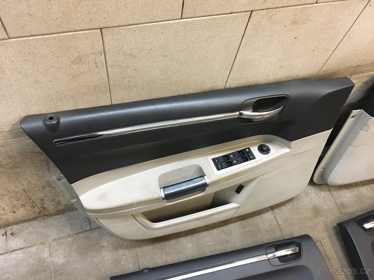 Chrysler 300C obložení dveří. - 6