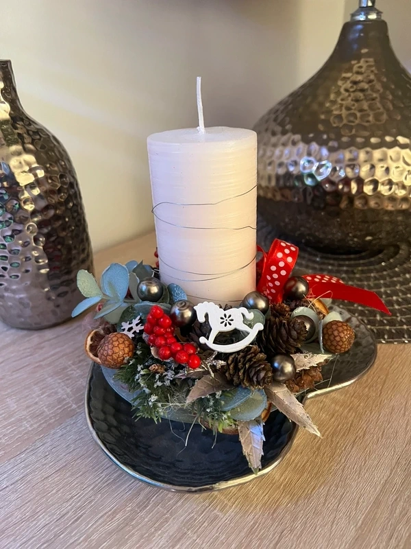 Vánoční svícen s masivní krémovou svíčkou a doplňky - 6