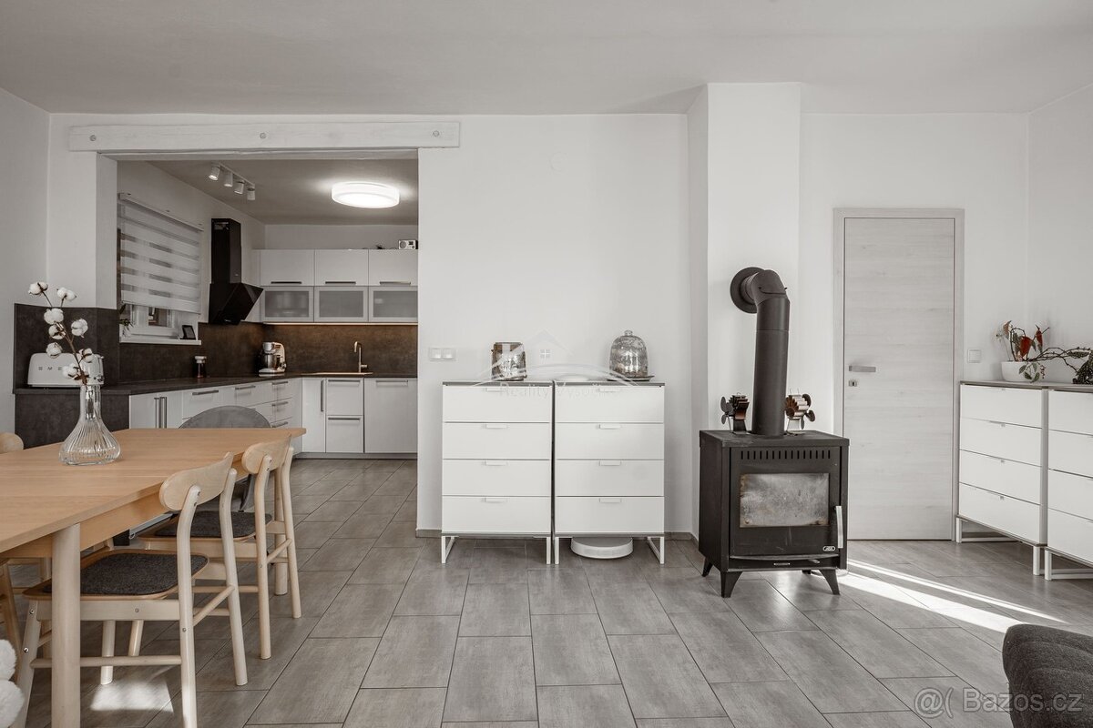 Prodej rodinného domu 6+kk s autodílnou – Šimanov, 9 km od J - 6