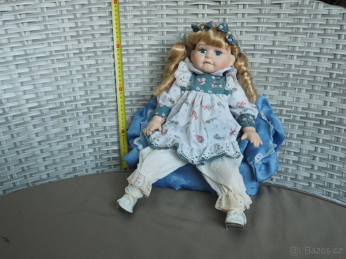 Porcelánová panenka - v modrém křesle - 6