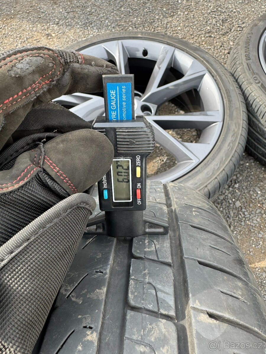 Alu Škoda Superb III/IV Vega 235/40/19 letní 6+ mm - 6