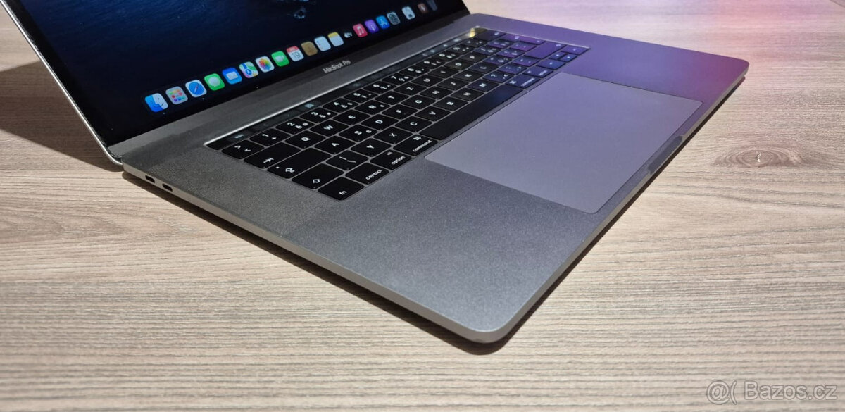 MacBook Pro 15"/Touch Bar/i7 3,8 GHz/16GB/512GB/R450 2GB - 6