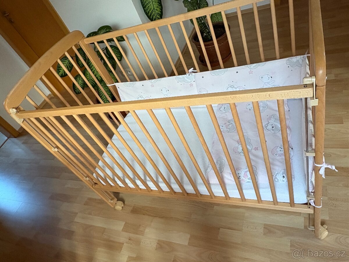 Postýlka s kolečky, matrací a stahovací bočnicí - 6