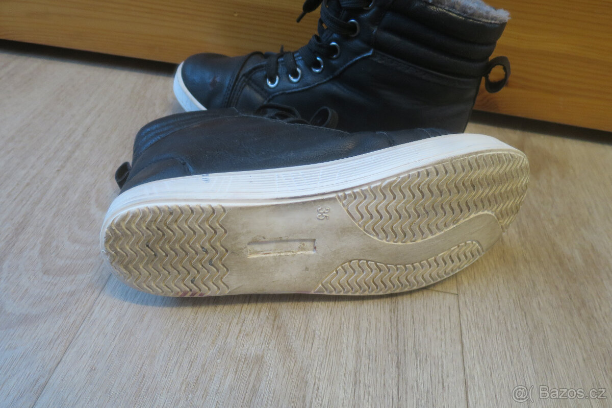 Černé kotníčkové zateplené boty vel.35, stélka 22, šněrování - 6